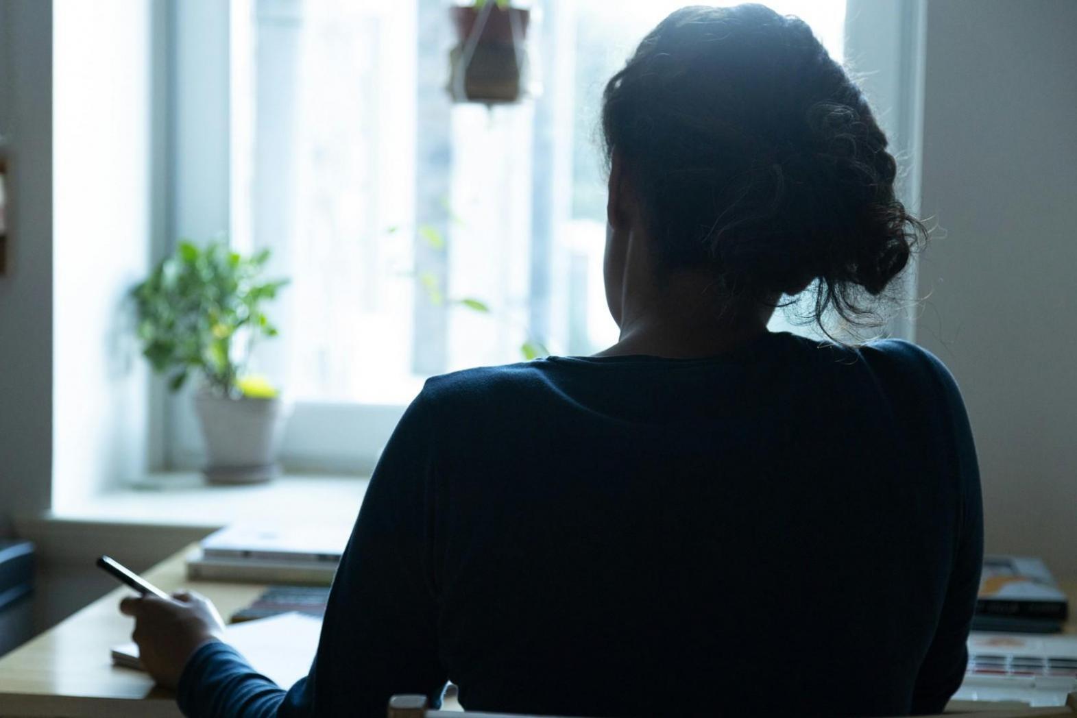 Personne analysant ses finances avec des documents et une calculatrice